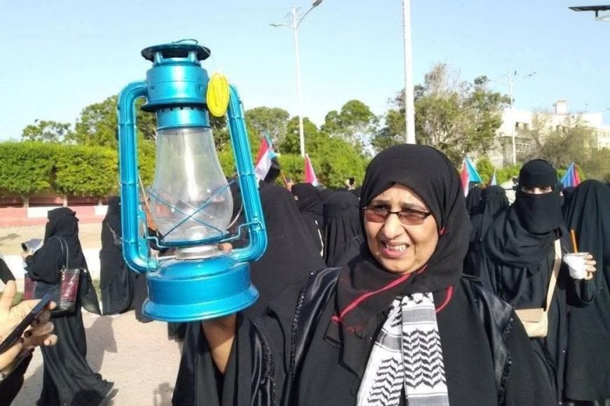 مسؤول بقناة اليمن الفضائية يعلق بسخرية: الحكومة تشيد بمظاهرة ضد نفسها وكأنه ضد ح...