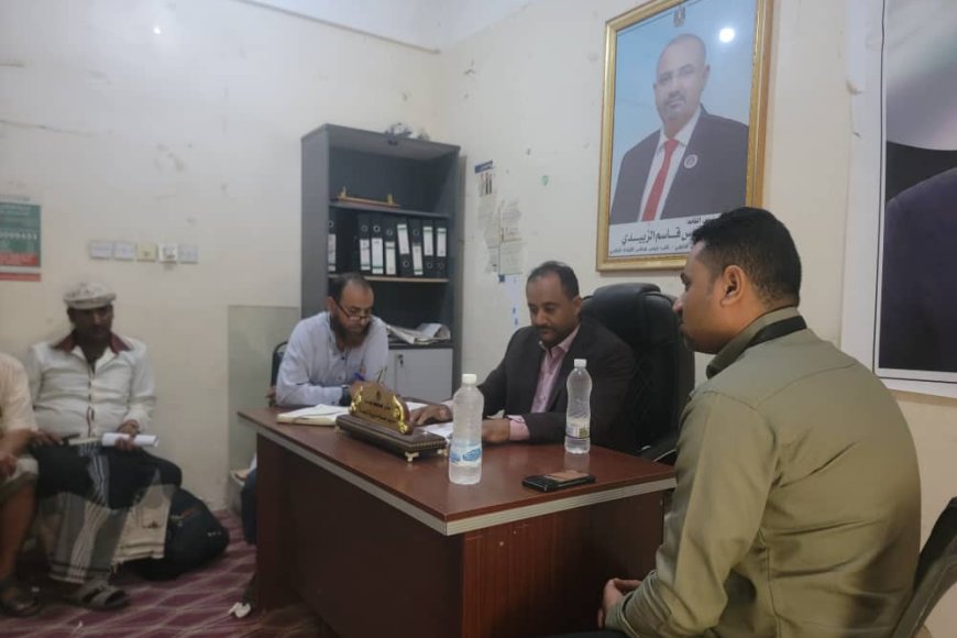 مدير عام قعطبة يناقش مع فريق منظمة كير سُبل تعزيز المجال الصحي في المديرية