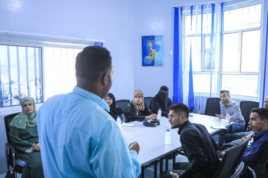 اختتام دورة تدريبية حول أساسيات الصحافة الإنسانية في تعز...