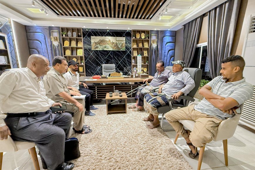 مدير عام صيرة يناقش خطة تحسين مستوى النظافة والصرف الصحي وتعزيز التنسيق المشترك