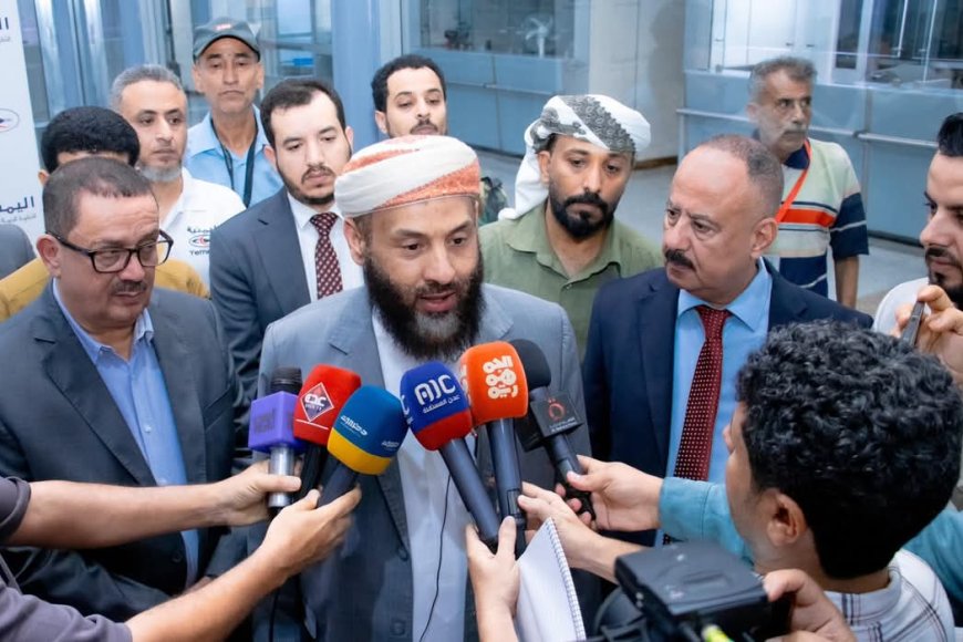 وزير الأوقاف والإرشاد يدشّن أولى رحلات التفويج الجوي للحجاج من مطار عدن الدولي