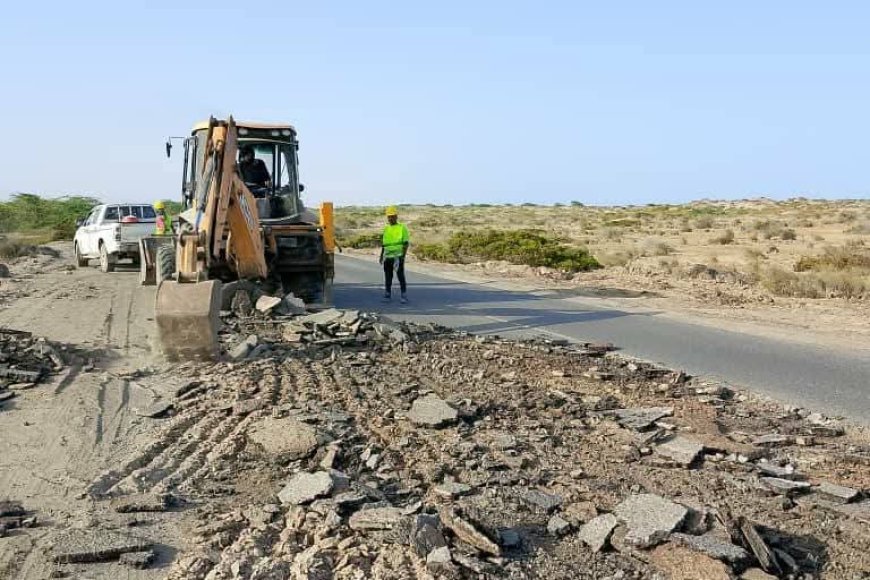 الصحفي نجيب الكلدي يشيد بمبادرة تطوعية اطلقها شباب أبين لترميم الطريق الدولي بين...