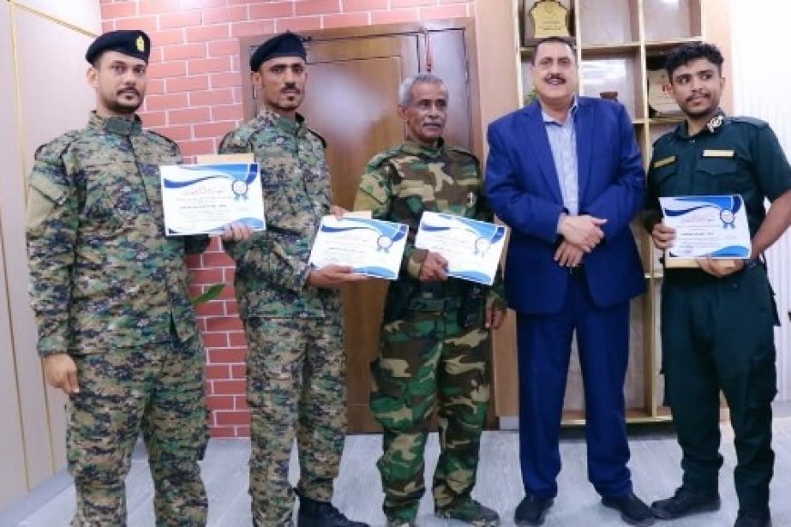 مدير شرطة العاصمة عدن  يكرم مدير شرطة الممدارة وعدد من افراده..
