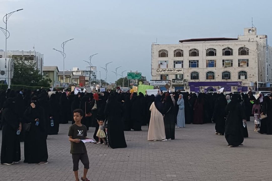 "ثورة النسوان" تعود إلى شوارع عدن رفضاً لانهيار الخدمات