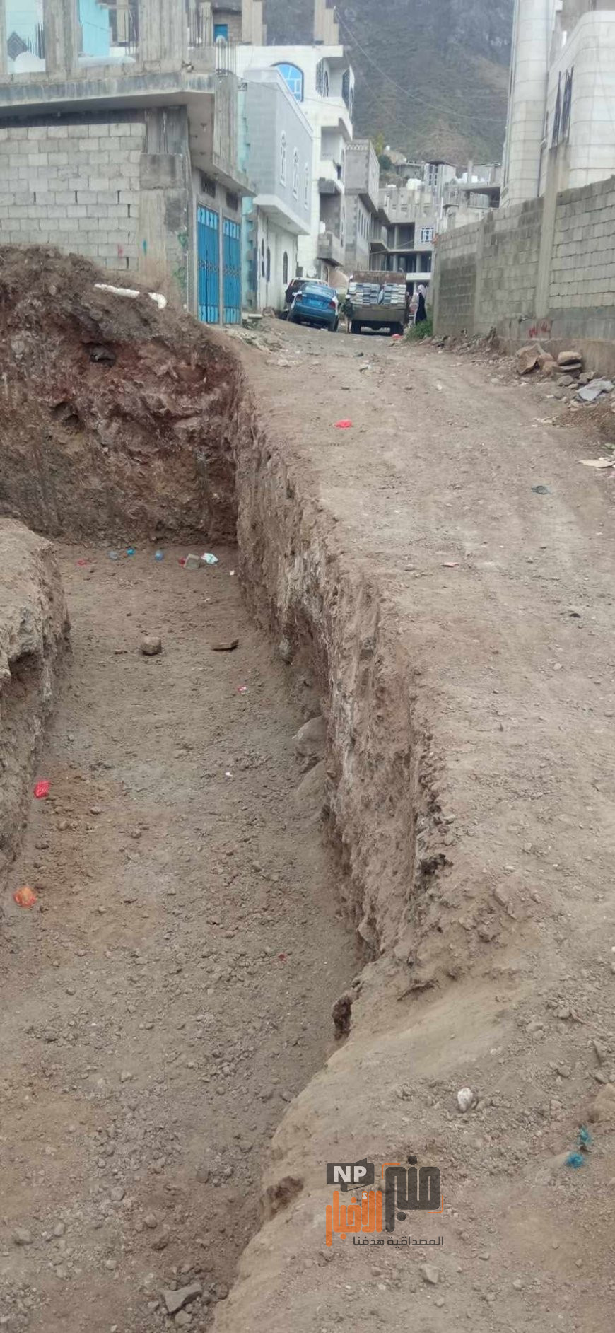 مواطن يبتلع نصف شارع في إب (صورة)