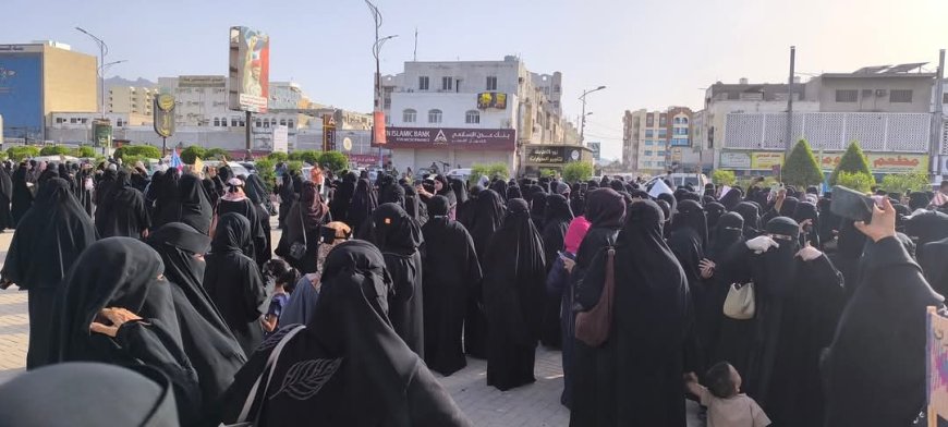عاجل: وقفة احتجاجية لنساء عدن (صور)
