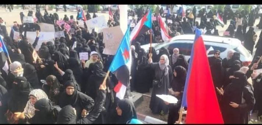 اليافعي يشيد بالوقفة النسائية السلمية في عدن: "رسالة تعبّر عن معاناة كل بيت جنوبي"