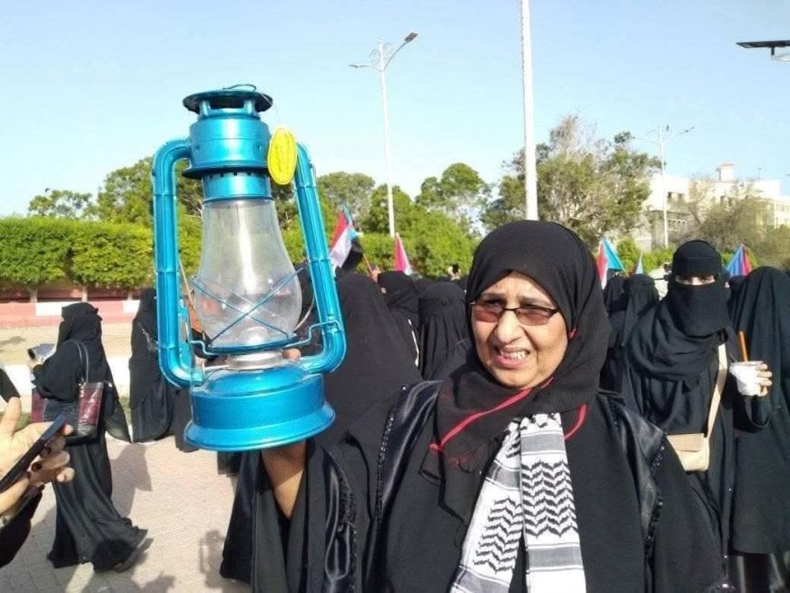 مسؤول بقناة اليمن الفضائية يعلق بسخرية: الحكومة تشيد بمظاهرة ضد نفسها وكأنه ضد حكومة موزمبيق!"