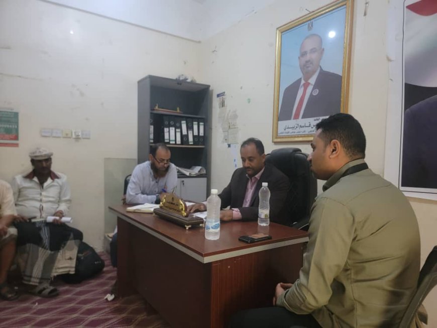 مدير عام قعطبة يناقش مع فريق منظمة كير سُبل تعزيز المجال الصحي في المديرية
