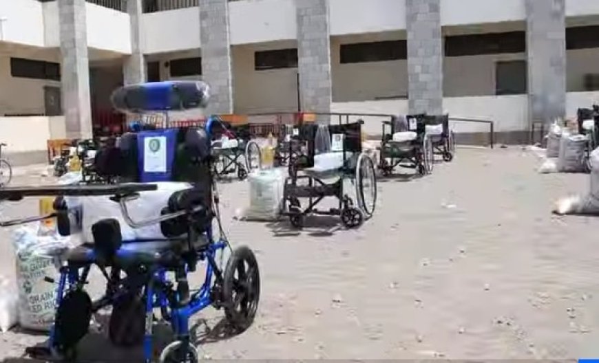 توزيع كراسي متحركة وسلال غذائية للمعاقين في المناطق المحررة بالحديدة...
