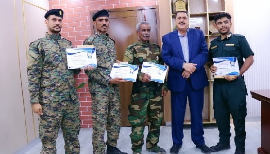 مدير شرطة العاصمة عدن يكرم مدير شرطة الممدارة وعدد من افراده..