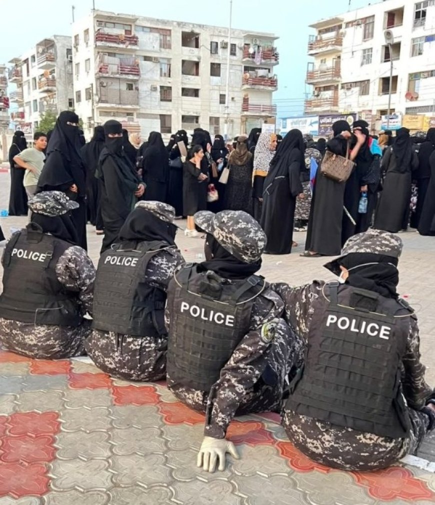 للمرة الثانية العاصمة عدن تشهد خروجا نسويا في تظاهرة احتجاجية ..
