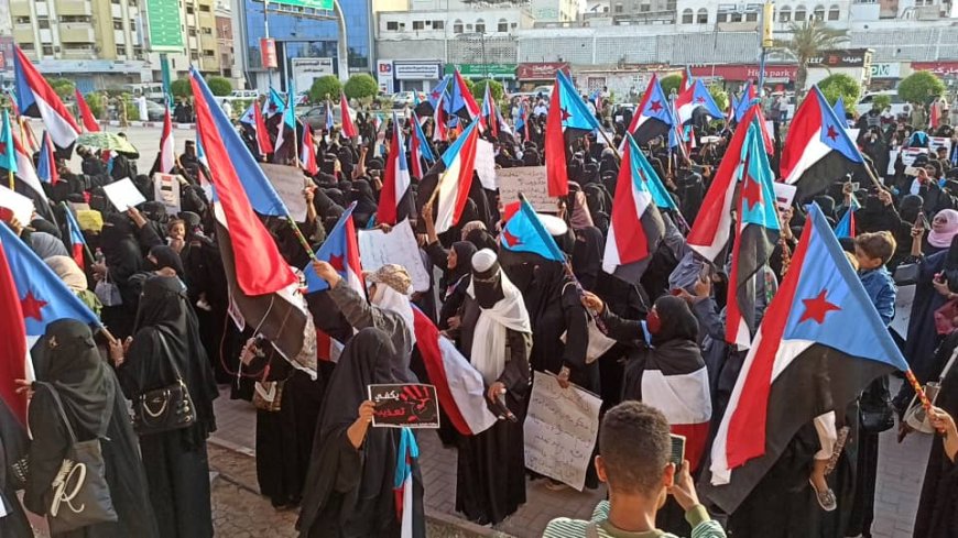 الوقفة النسوية في العاصمة عدن توجه 4 مطالب للمبعوث الأممي