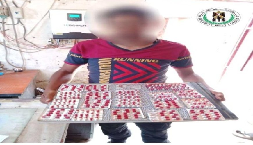 قوات الحزام الأمني بلحج تضبط مروجاً وبحوزته كمية من الحبوب المخدرة..
