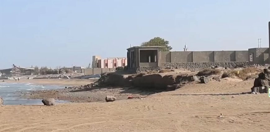 تحذيرات من كارثة بيئية في الخوخة.. شواطئ ساحلية تتعرض للسطو والتشويه العمراني