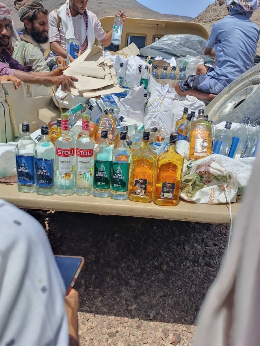 قوات اللواء 17 عمالقة تضبط492 قارورة خمر في باب المندب وتقوم بإتلافها(صور)