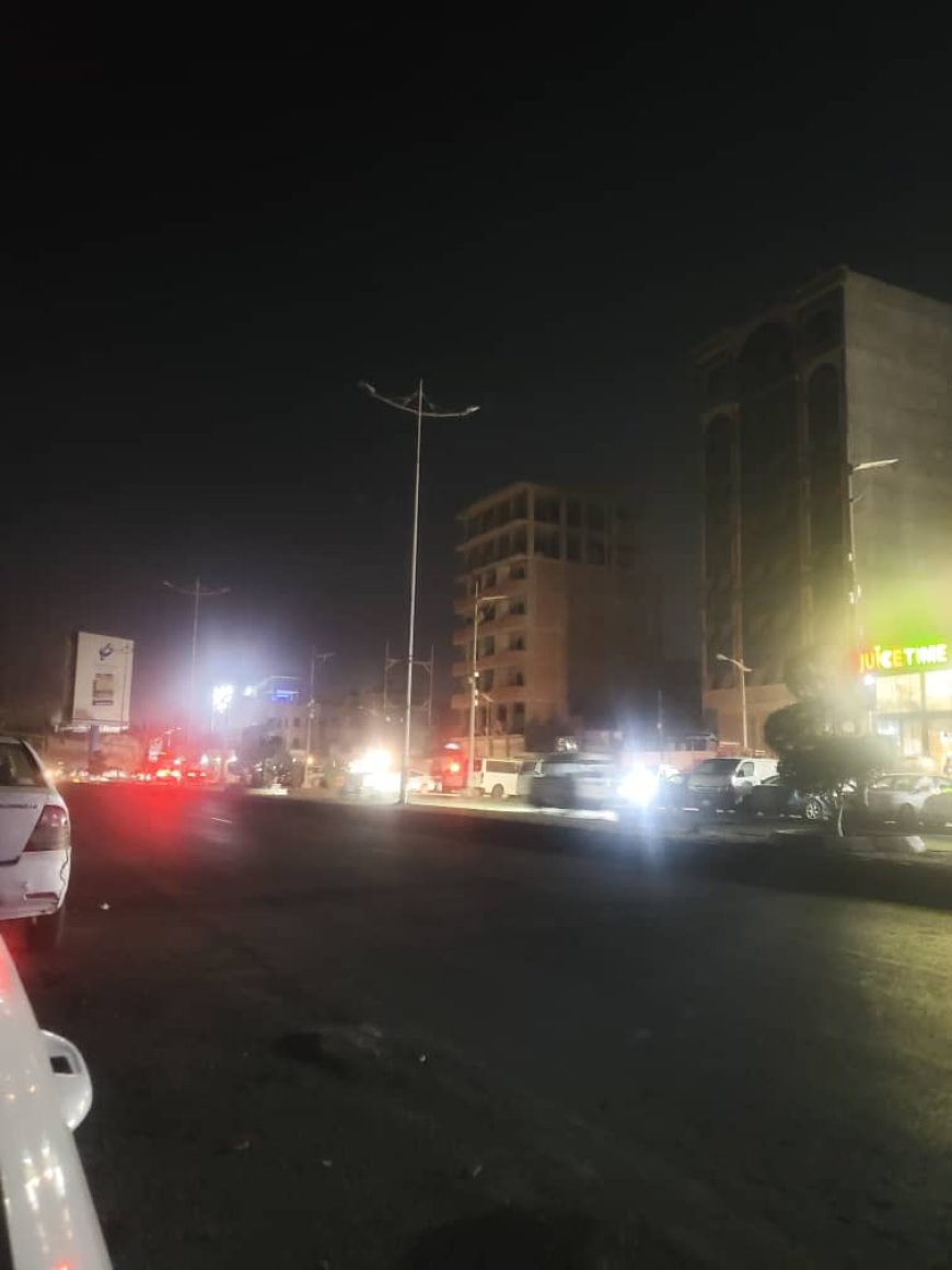 دعوات لإصلاح أعمدة الإنارة بكورنيش المحافظ في عدن
