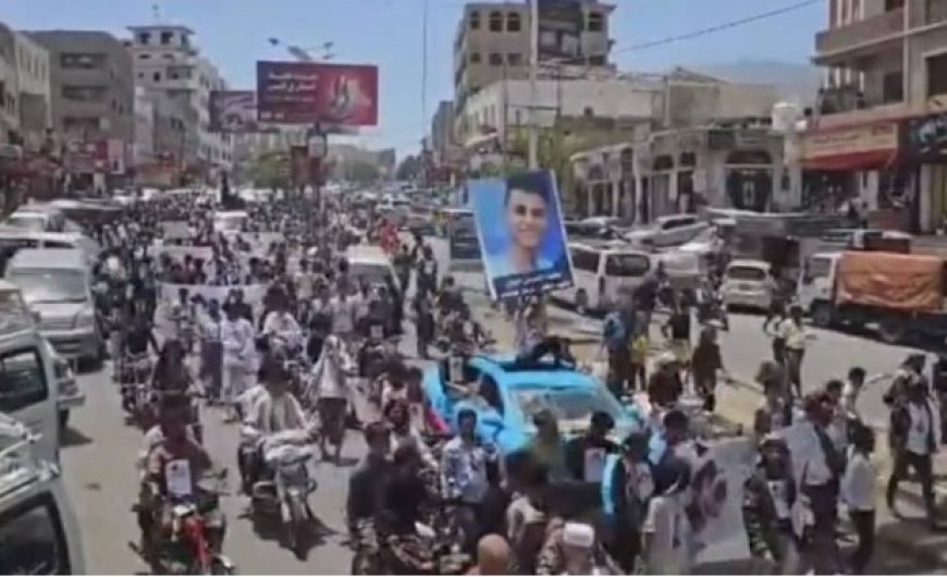 محتجون في تعز ينتفضون مطالبين بسرعة القبض على قاتل مرسال عيدروس ..