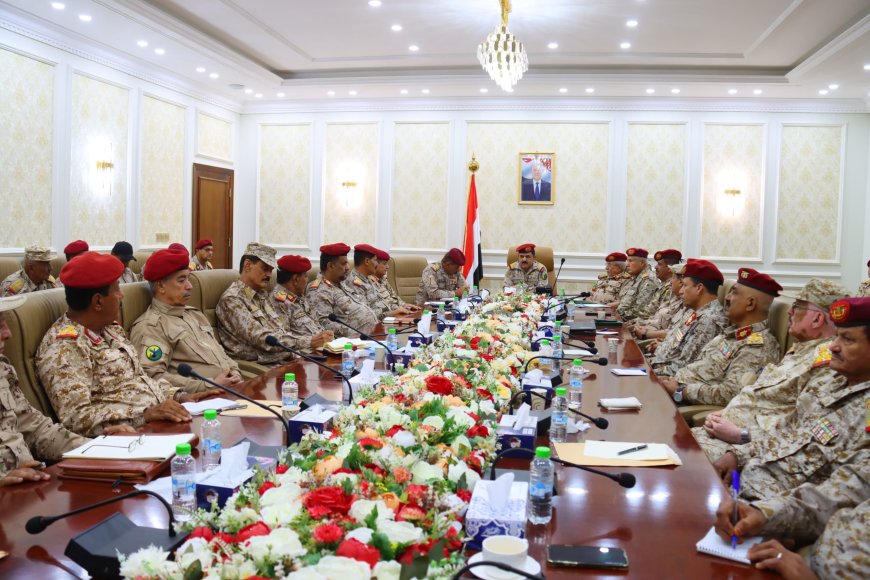 وزير الدفاع الداعري يترأس اجتماعاً موسعاً لقيادة وزارة الدفاع ورؤساء الهيئات ومدراء الدوائر في العاصمة عدن ...