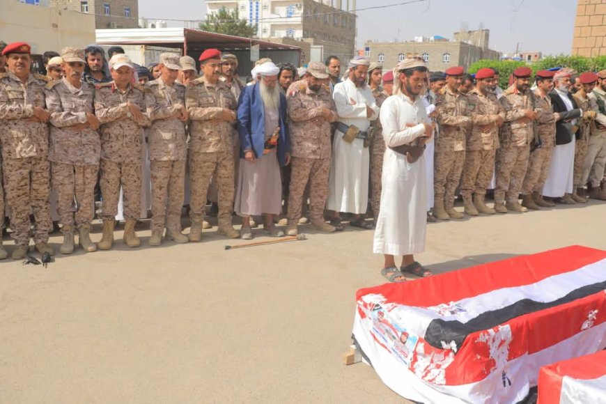 عاجل:بحضور رسمي..تشييع مهيب لقيادات بارزة موالي للشرعية في مأرب