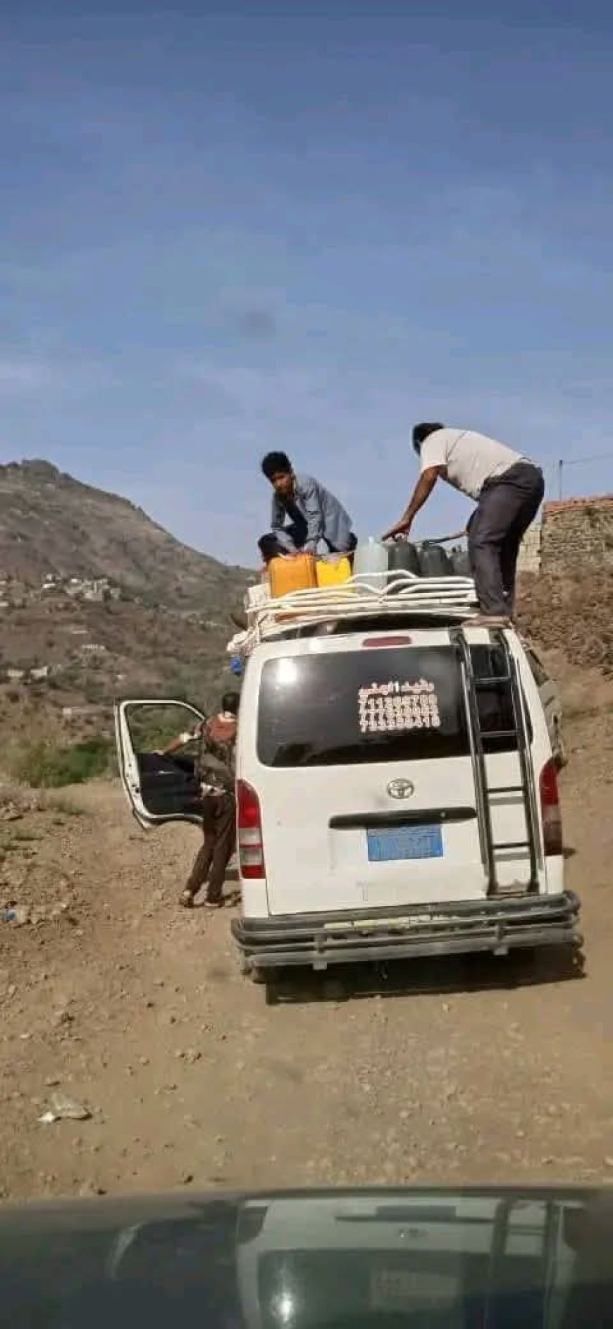 من قلب الريف إلى المدينة.. مشهد الماء يلخص معاناة محافظة تعز(صورة)