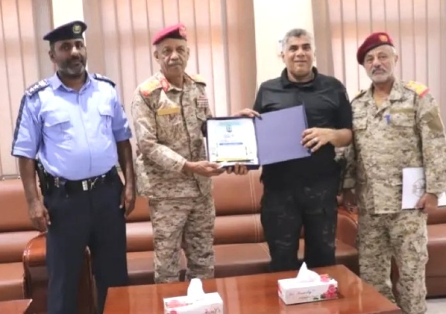العميد المنهالي يكرم قائد المنطقة العسكرية الثانية لدعمه في إنجاح فعاليات أسبوع المرور العربي بساحل حضرموت 