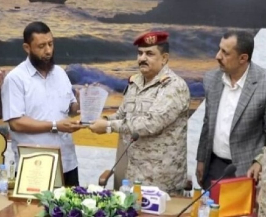 وزير الدفاع يشهد مراسم الاستلام والتسليم بفرع المؤسسة الاقتصادية بعدن