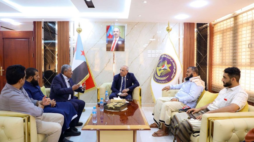 بحضور الدكتور سنكر..الكثيري يناقش مع عدد من أعضاء جمعية الصرّافين في العاصمة عدن سُبل وقف انهيار العملة