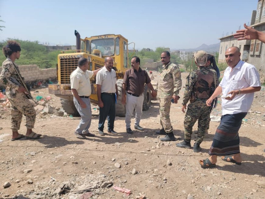 لتخفيف حدة الازدحام بالمدينة..مدير عام قعطبة بكر الشاعري يفتتح شارع رئيسي بقعطبة