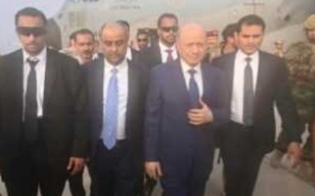 رئيس مجلس القيادة ورئيس الوزراء يصلان إلى العاصمة عدن...