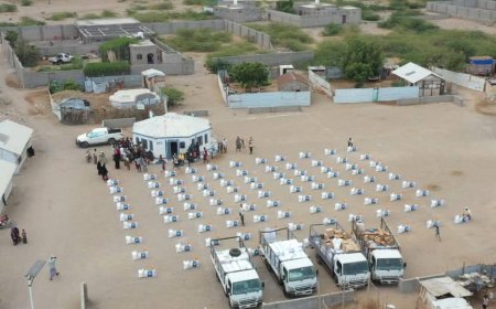 الحديدة:بدعم إماراتي.. خلية الأعمال الإنسانية تقدم سلالاً غذائية للاجئين الأفارقة في الخوخة