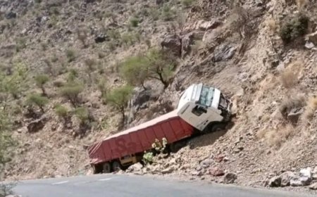 بعد أربعة أيام من فتح طريق الضالع صنعاء قاطرة نقل بمنعطف نقيل الشيم الرابط بين قعطبة  مريس..