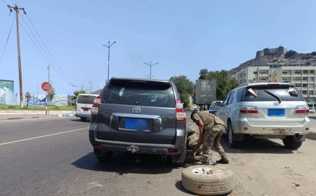 نال استحسان الجميع: شاهد مشهد إنساني نادر.. لجنود بالحزام الأمني تجاه زائر من صنعاء في عدن(صورة)