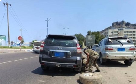 جنود من الحزام الأمني يسطرون قيم الإنسانية لأسر قادمة من صنعاء لعدن...