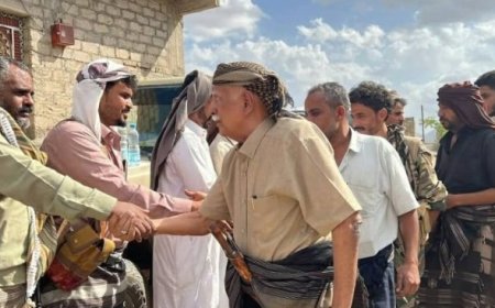 وفد حو,,ثي يزور منزل شيخ قبلي في لودر للتفاوض على فتح طريق ثرة..