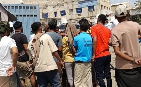 وقفة احتجاجية ينفذها أهالي حي الخزان في المكلا محافظة حضرموت ...