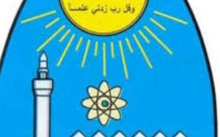 ملازم جامعية في في جامعة  تعز تمجّد الحو,,ثي وتشيد به ..