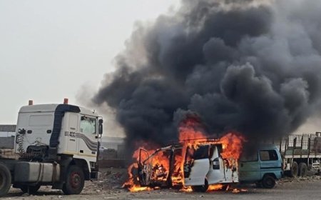 حريق مفاجئ يلتهم باص في الممدارة بعدن...