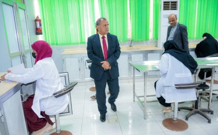 رئيس جامعة عدن يتفقد سير امتحانات الفصل الثاني بكلية الطب 