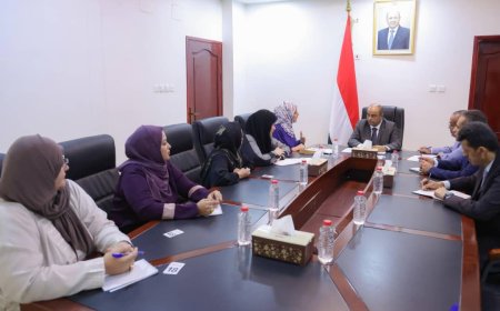 عدن: بن بريك يؤكد دعم الحكومة لتمكين المرأة وضمان مشاركتها الفاعلة خلال لقائه رئيسة اللجنة الوطنية للمرأة...