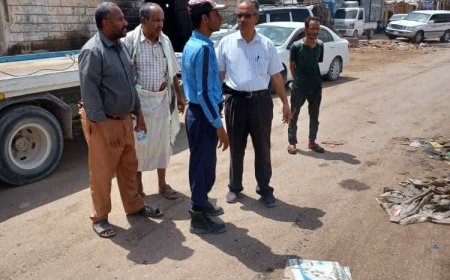 حملة شاملة لرفع السيارات المتهالكة ومخلفات الورش في مدينة عتق لتحسين المشهد الحضري