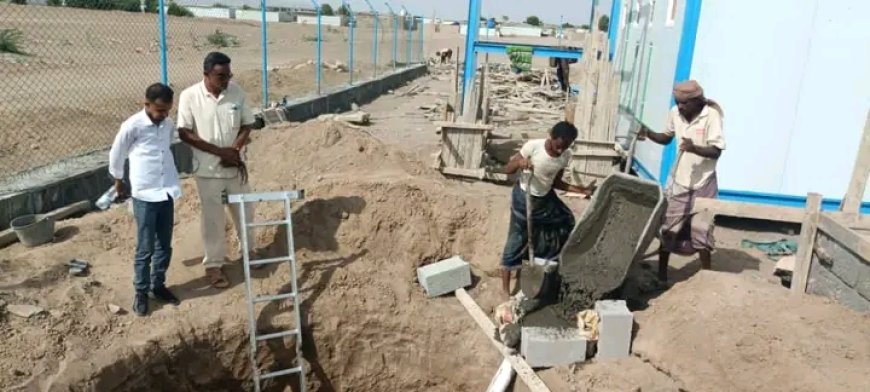 مدير تربية الحديدة يتفقد سير أعمال مشروع إنشاء مدرسة حمير بالخوخة..