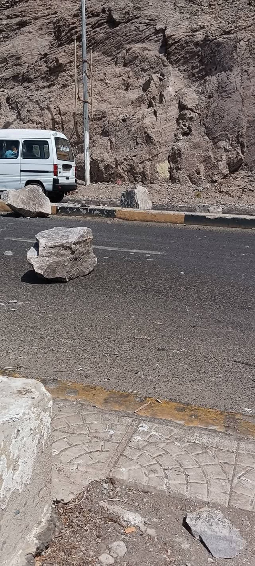 العناية الإلهية تنقذ المارة من كارثة محققة في طريق المعلا – كريتر في عدن (صور)