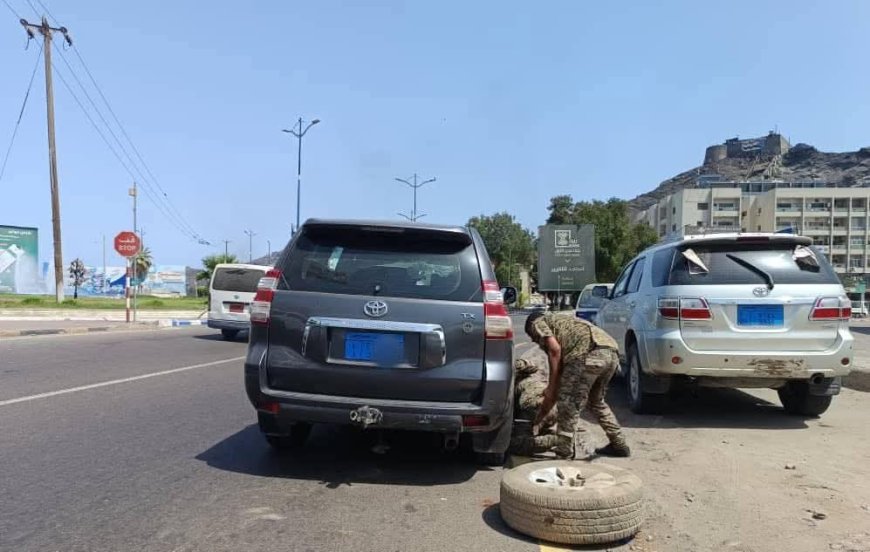 نال استحسان الجميع: شاهد مشهد إنساني نادر.. لجنود بالحزام الأمني تجاه زائر من صنعاء في عدن(صورة)