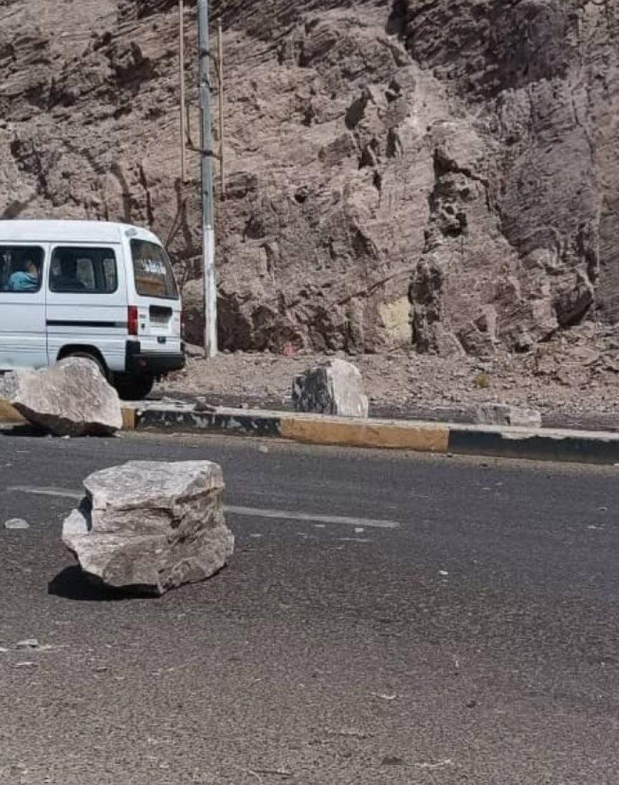انهيار صخري مفاجئ في عدن.. جبل شمسان يقطع “خط العقبة” ويشل الحركة...