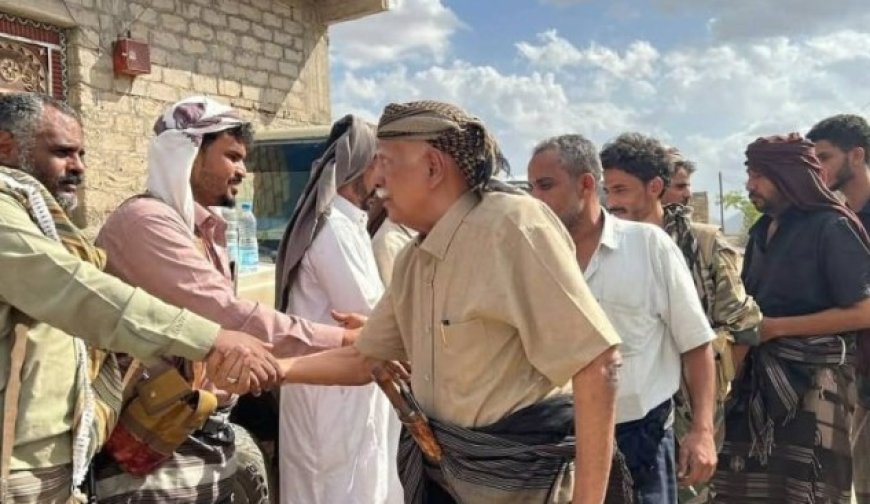 وفد حو,,ثي يزور منزل شيخ قبلي في لودر للتفاوض على فتح طريق ثرة..