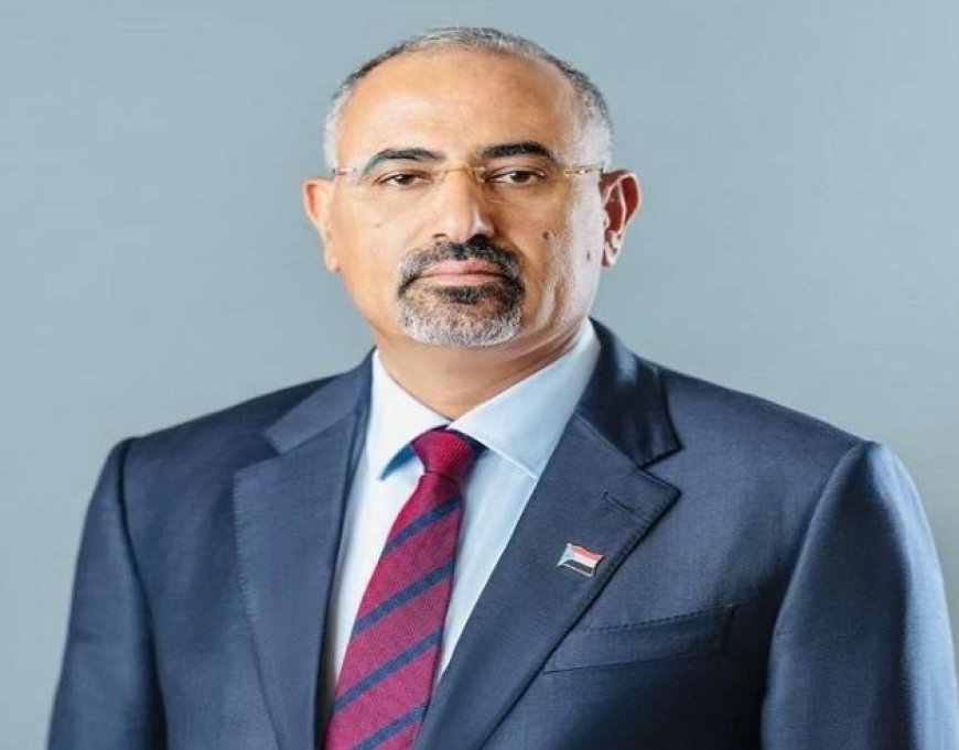 بوفاة والده.. اللواء الزُبيدي يُعزّي قائد الحزام الأمني بيافع ....