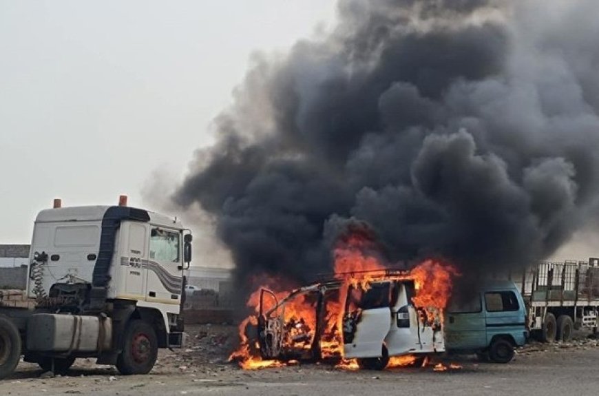 حريق مفاجئ يلتهم باص في الممدارة بعدن...