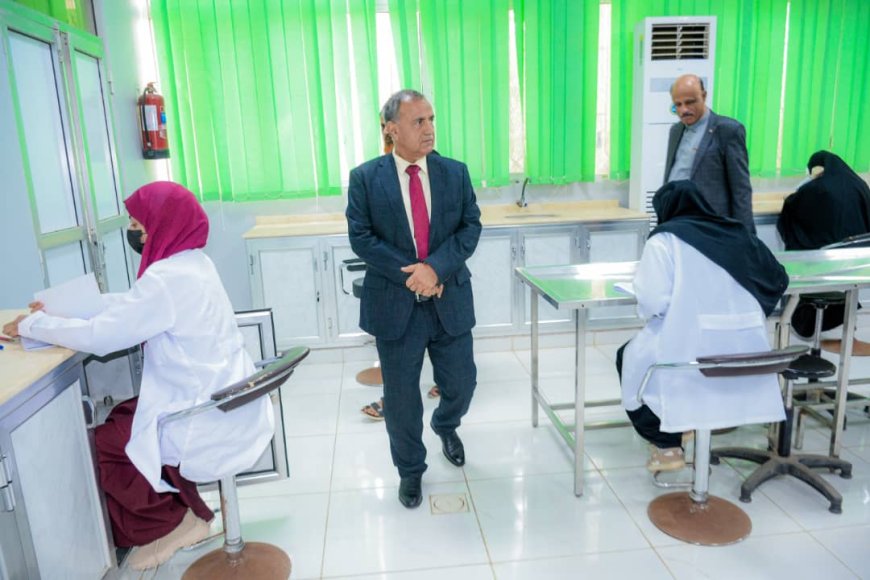 رئيس جامعة عدن يتفقد سير امتحانات الفصل الثاني بكلية الطب