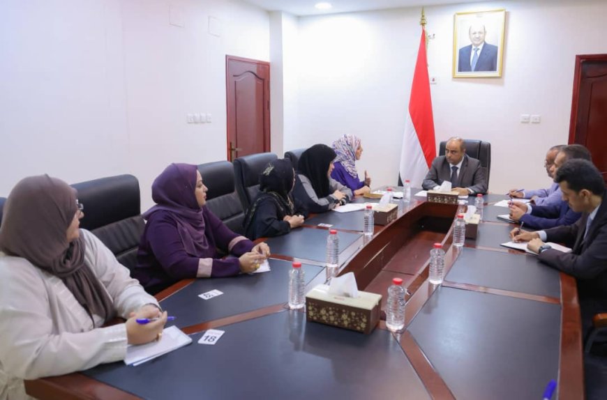 عدن: بن بريك يؤكد دعم الحكومة لتمكين المرأة وضمان مشاركتها الفاعلة خلال لقائه رئيسة اللجنة الوطنية للمرأة...
